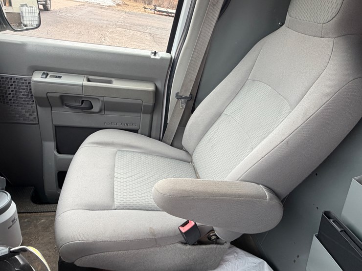 #1020-•-2014-ford-econoline-service-van-(eau-claire,-wi)-(has-wi-title)-image-34