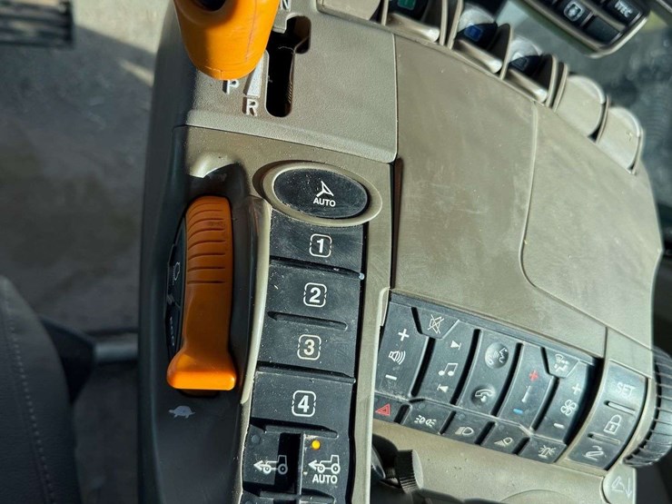 2021-john-deere-8r-370-image-24