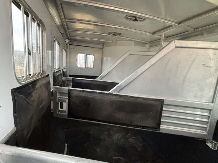 #1075-•-2005-featherlite-(4)-horse-slant-load-trailer-with-living-quarters-(nelson,-wi)-(has-wi-title)-image-21