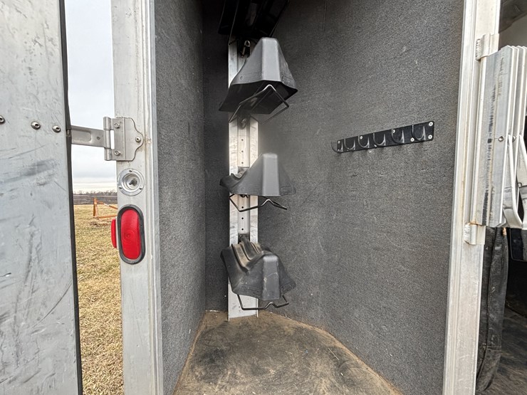 #1075-•-2005-featherlite-(4)-horse-slant-load-trailer-with-living-quarters-(nelson,-wi)-(has-wi-title)-image-25