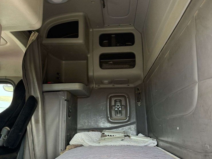 2013-peterbilt-388-image-36