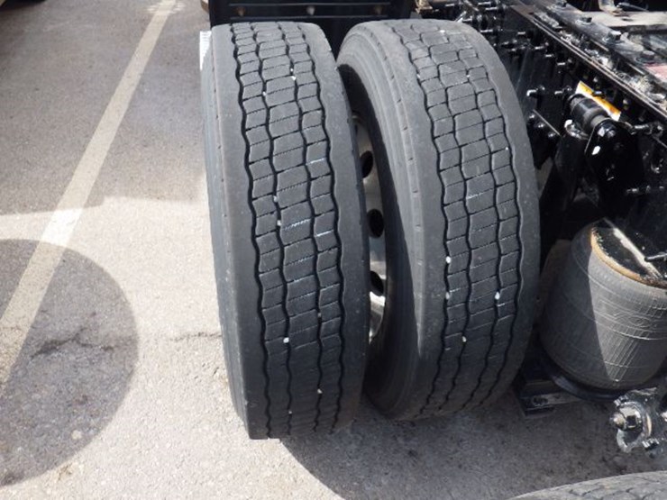 2023-volvo-vnl300-image-14