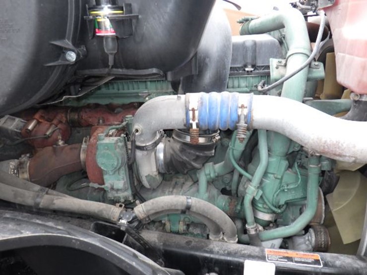 2022-volvo-vnl300-image-25