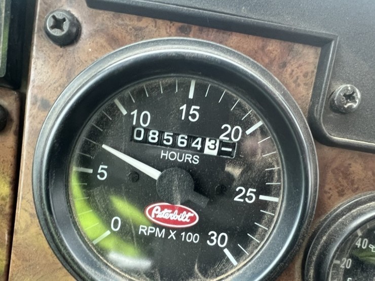 2004-peterbilt-330-image-23