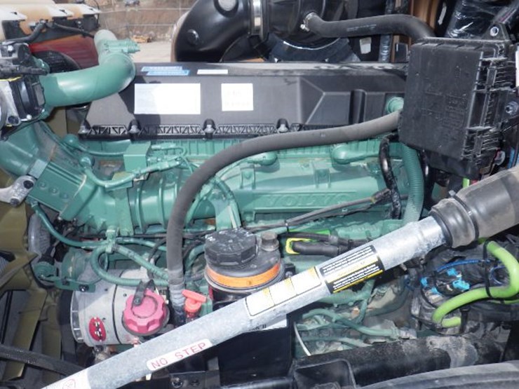 2023-volvo-vnl300-image-17