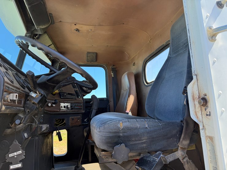 #42453-•-1996-freightliner-daycab-truck-tractor-vin:-1fupdcxb8th744360-image-59