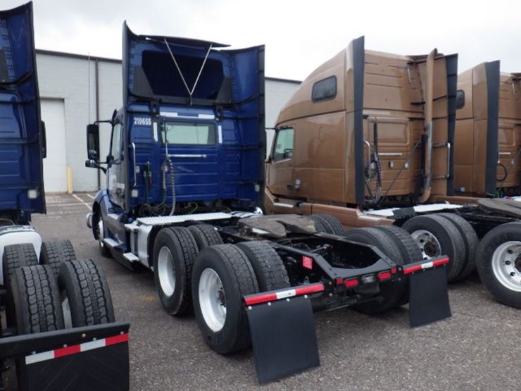 2019-volvo-vnl300-image-13