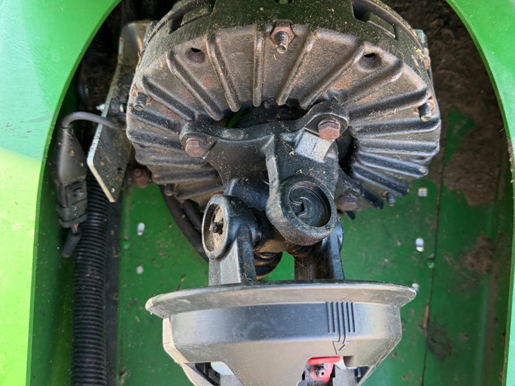 2022-john-deere-560m-image-12