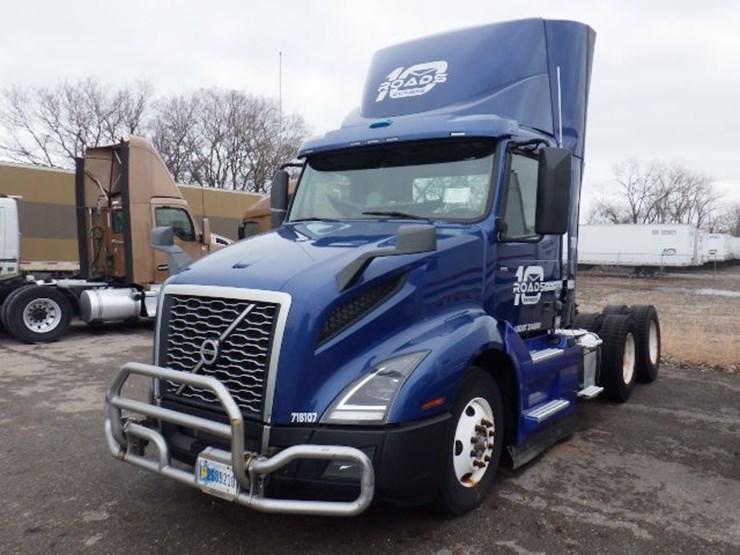 2018-volvo-vnl300-image-1