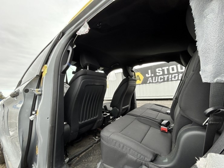 2020-ford-explorer-image-23