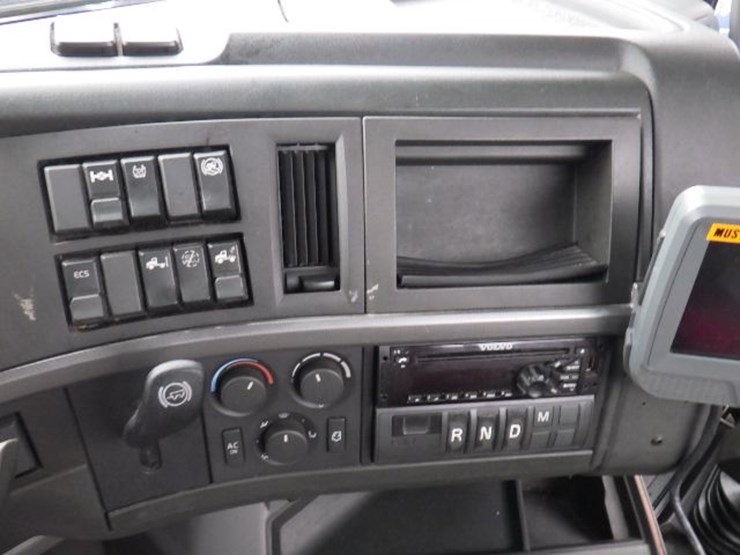 2018-volvo-vnl300-image-18