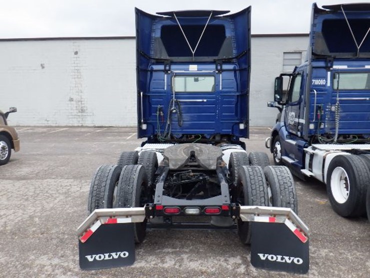 2018-volvo-vnl300-image-11