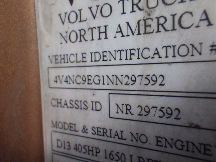 2022-volvo-vnl300-image-24