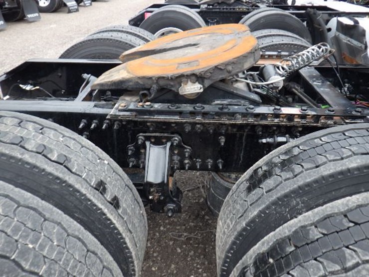 2022-volvo-vnl300-image-6