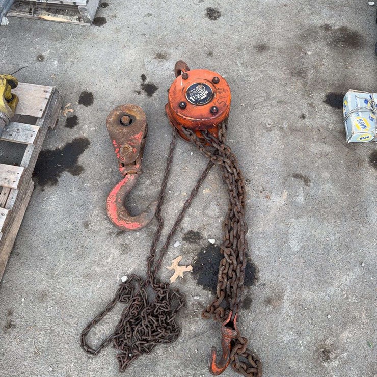 1 1/2 Ton Chain Hoist and 15 Ton Single Sheave Block With Hook