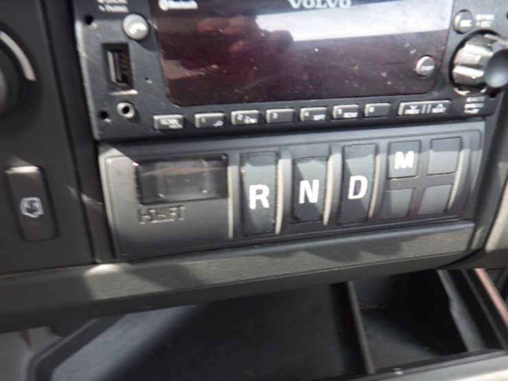 2022-volvo-vnl300-image-21