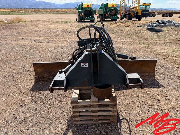 9'-buhler-farm-king-tractor-blade-image-2