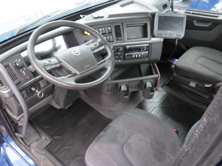 2020-volvo-vnl300-image-15