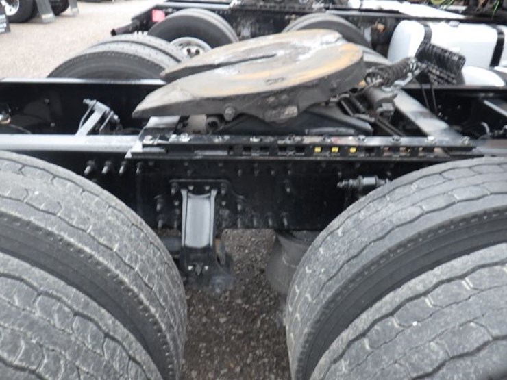 2022-volvo-vnl300-image-7