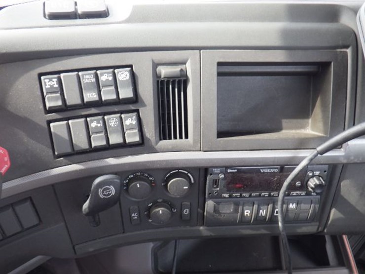 2022-volvo-vnl300-image-21