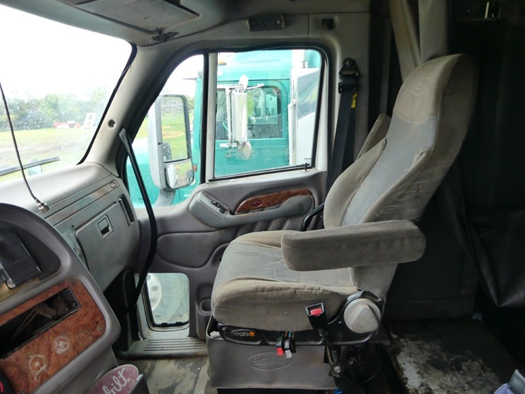 peterbilt-587-image-12