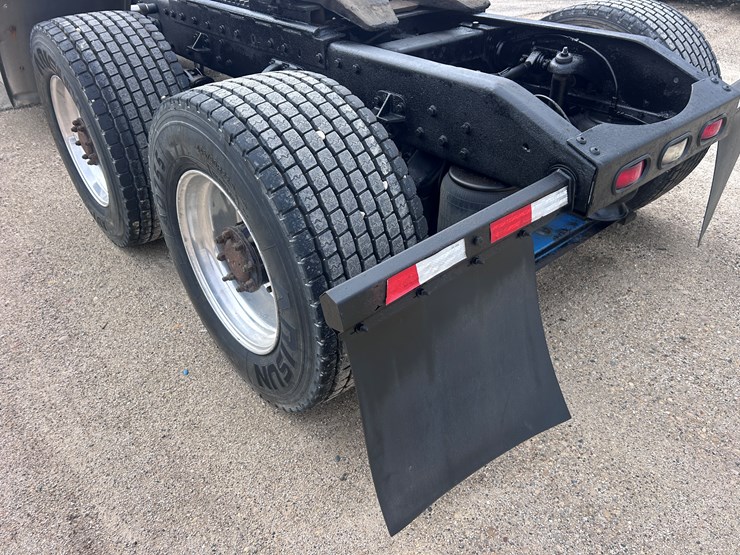 1999-peterbilt-379-image-17