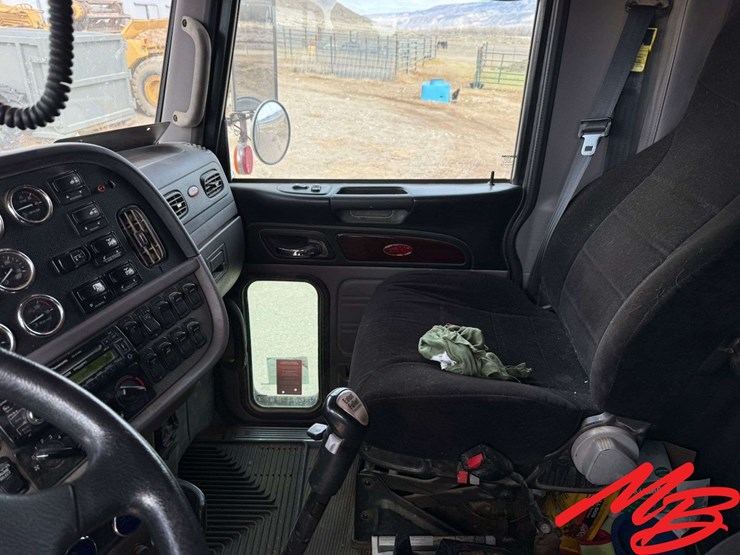 2013-peterbilt-388-image-44