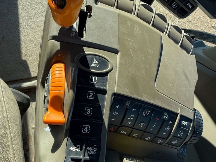 2021-john-deere-8r-370-image-22