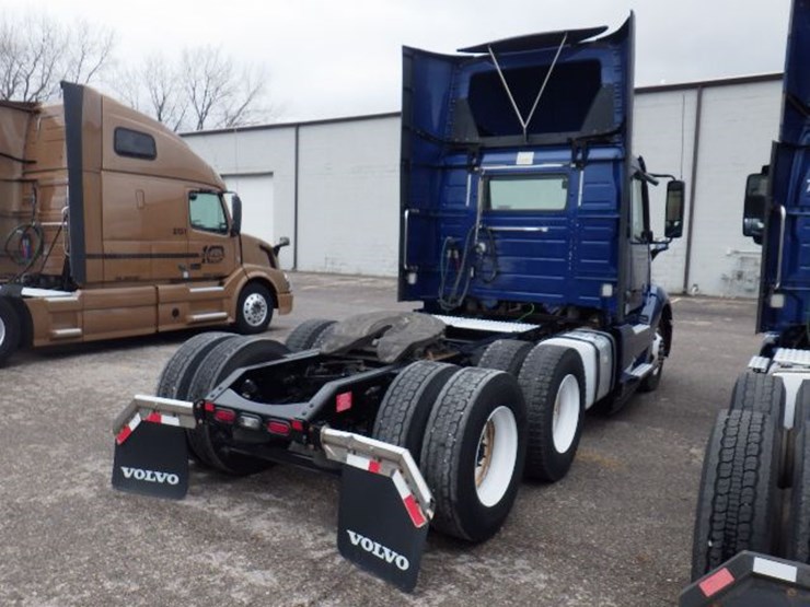 2018-volvo-vnl300-image-10