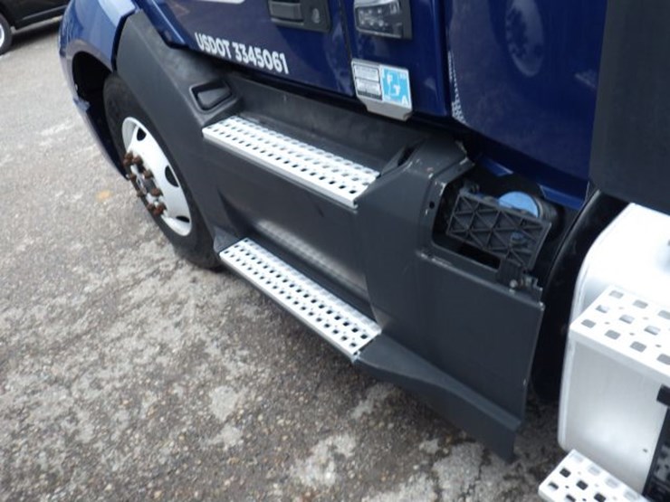 2018-volvo-vnl300-image-17