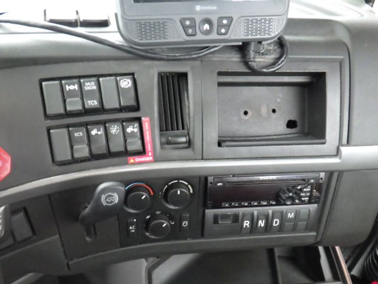 2019-volvo-vnl300-image-19