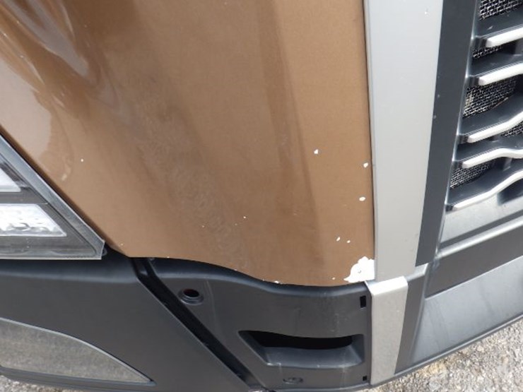 2022-volvo-vnl300-image-5