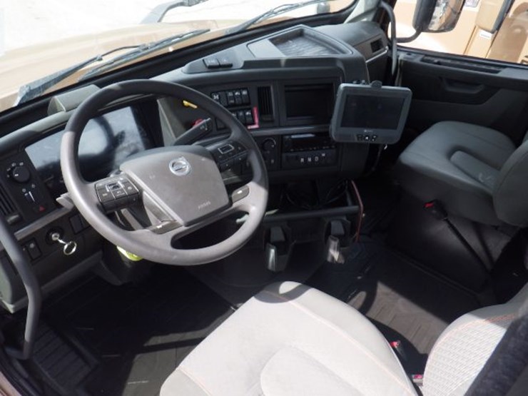 2023-volvo-vnl300-image-15