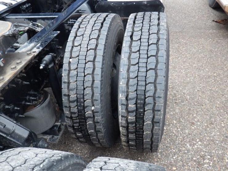 2019-volvo-vnl300-image-7