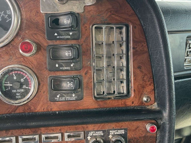 2004-peterbilt-379-image-46