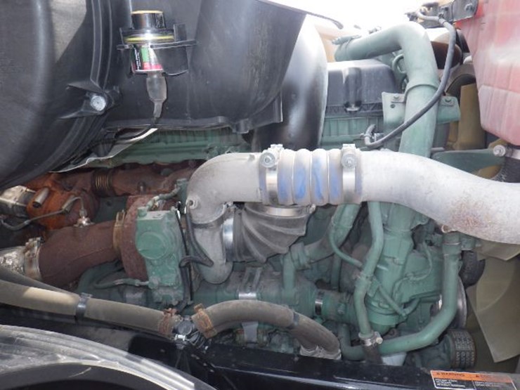 2022-volvo-vnl300-image-27