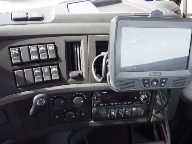 2022-volvo-vnl300-image-20