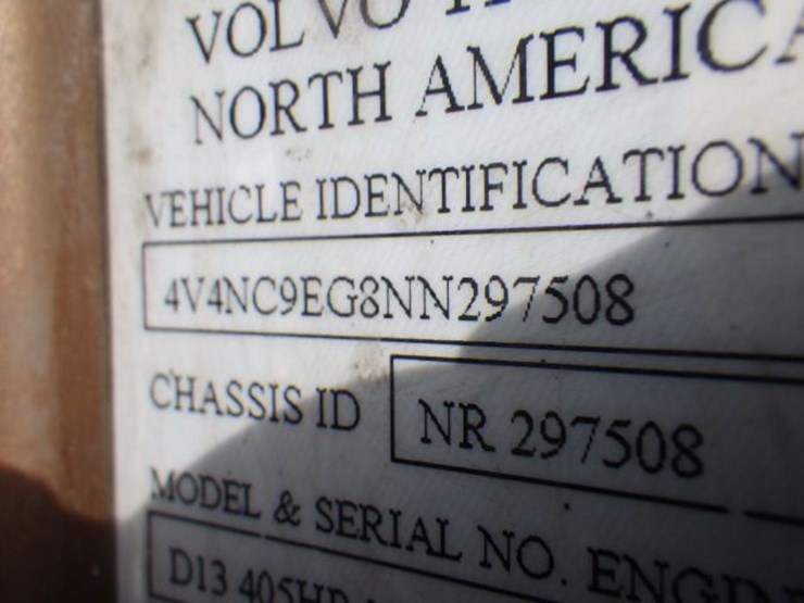 2022-volvo-vnl300-image-21