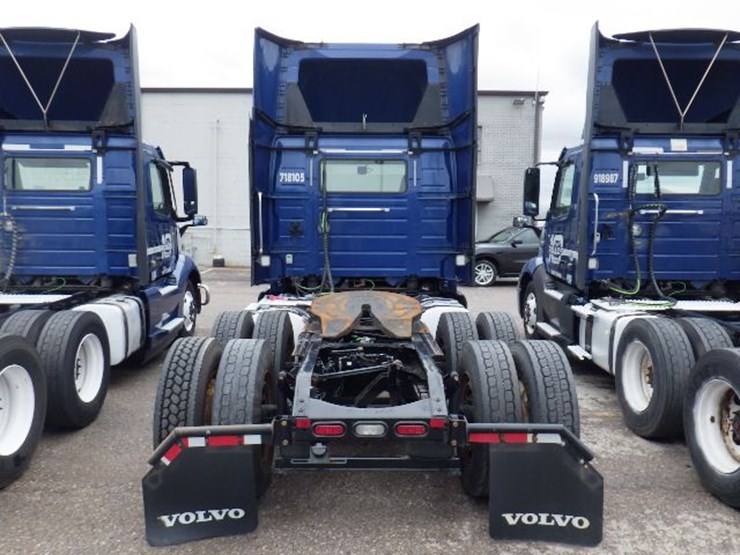 2018-volvo-vnl300-image-10