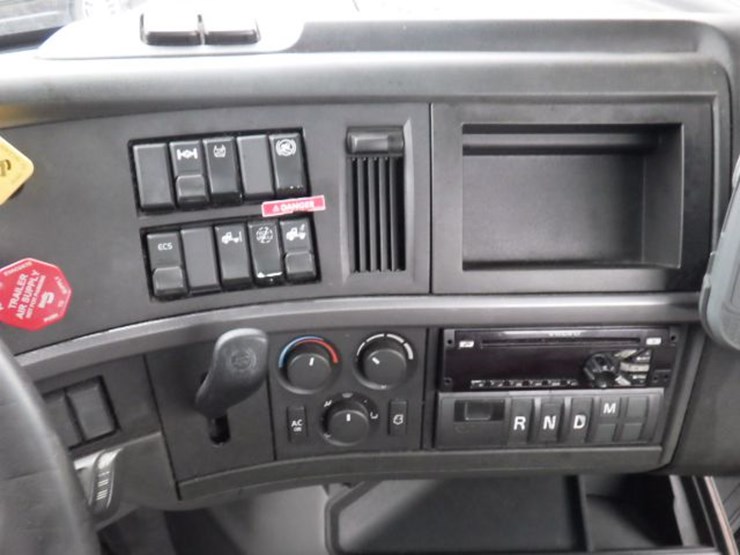 2018-volvo-vnl300-image-20