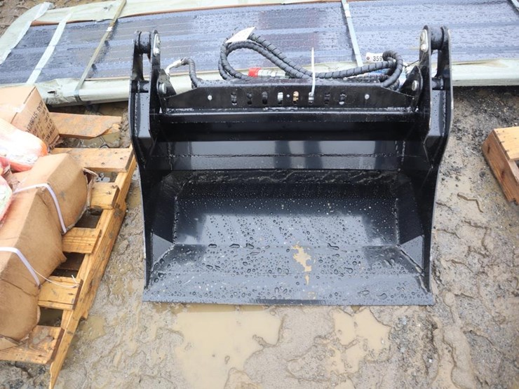 future-mini-skid-steer-4-in-1-bucket-image-2