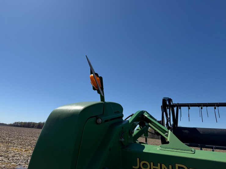 2013-john-deere-630d-image-21