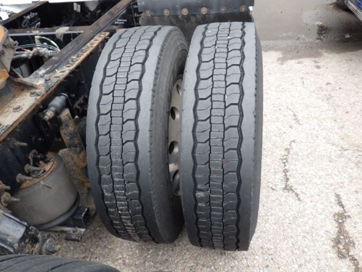 2019-volvo-vnl300-image-6