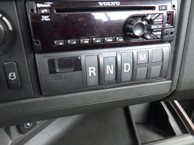 2020-volvo-vnl300-image-17