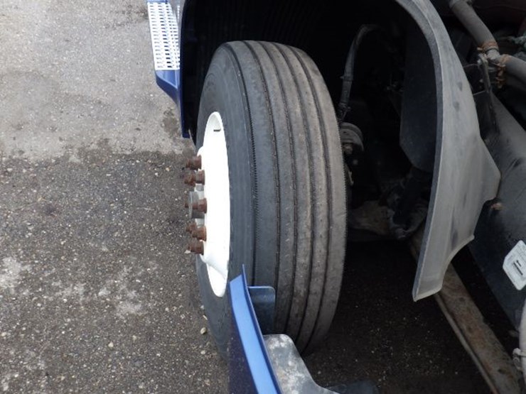 2018-volvo-vnl300-image-22