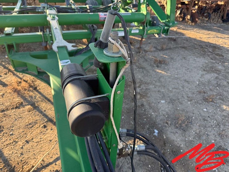 john-deere-32-image-16