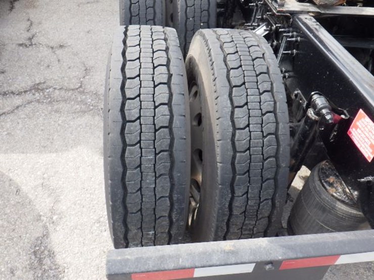 2022-volvo-vnl300-image-17