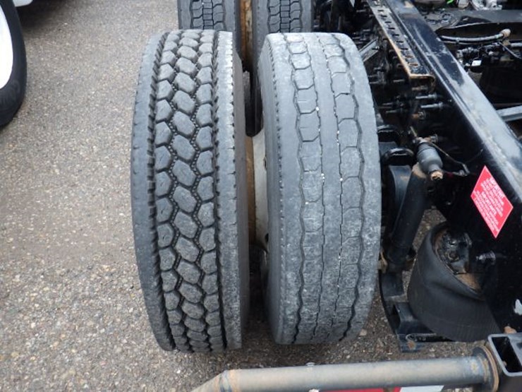 2018-volvo-vnl300-image-14