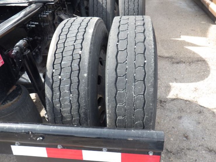 2023-volvo-vnl300-image-7