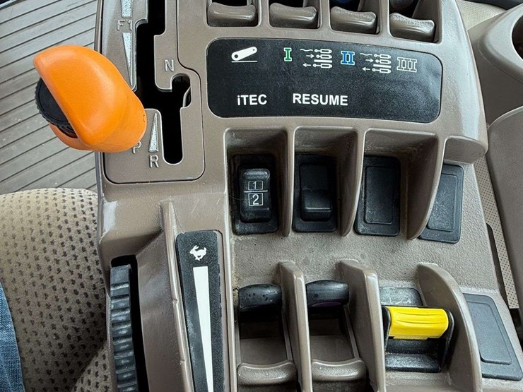 2013-john-deere-8285r-image-27